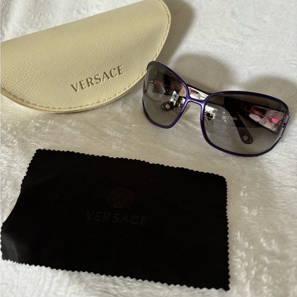 Versace woman’s sunglasses. Hardly worn. - Picture 1 of 9